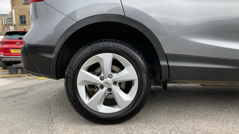 Nissan Qashqai 1.3 DiG-T Acenta Premium 5dr Petrol Hatchback